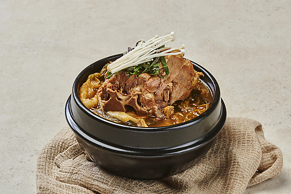 포토 JPG 스튜디오촬영 한식 회색배경 실내 돼지고기 사람없음 천 뚝배기 깻잎 팽이버섯 뼈다귀해장국 뼈해장국 시래기 해장국 국내포토 음식 백그라운드 채소 육류 내부 버섯 회색 직물 국 파일형식