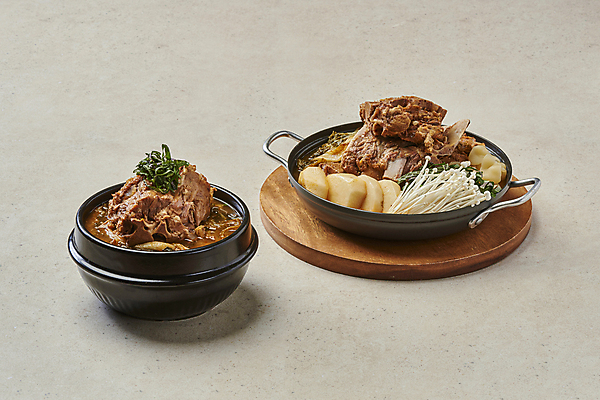 포토 JPG 스튜디오촬영 한식 회색배경 감자 실내 돼지고기 사람없음 냄비 뚝배기 깻잎 팽이버섯 감자탕 나무받침 뼈다귀해장국 뼈해장국 시래기 해장국 국내포토 음식 백그라운드 채소 육류 내부 목재 버섯 회색 솥 받침대 국 파일형식