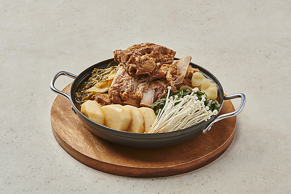 포토 JPG 스튜디오촬영 한식 회색배경 감자 실내 돼지고기 사람없음 냄비 깻잎 팽이버섯 감자탕 나무받침 시래기 해장국 국내포토 음식 백그라운드 채소 육류 내부 목재 버섯 회색 솥 받침대 국 파일형식