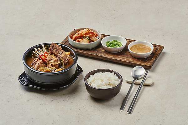 포토 JPG 스튜디오촬영 접시 한식 젓가락 고추 회색배경 밥 실내 돼지고기 사람없음 숟가락 식사 머스터드 뚝배기 홍고추 종지 팽이버섯 배추김치 밥그릇 나무받침 뼈다귀해장국 뼈해장국 수저받침대 시래기 해장국 국내포토 그릇 식기 음식 백그라운드 채소 김치 수저 육류 내부 목재 버섯 회색 소스_음식 받침대 국 파일형식