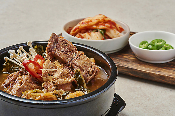 포토 JPG 스튜디오촬영 접시 한식 고추 회색배경 실내 돼지고기 사람없음 뚝배기 홍고추 종지 팽이버섯 배추김치 나무받침 뼈다귀해장국 뼈해장국 시래기 해장국 국내포토 그릇 식기 음식 백그라운드 채소 김치 육류 내부 목재 버섯 회색 받침대 국 파일형식