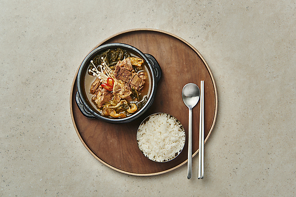 포토 JPG 스튜디오촬영 한식 젓가락 회색배경 밥 실내 돼지고기 사람없음 하이앵글 숟가락 식사 뚝배기 홍고추 팽이버섯 밥그릇 나무쟁반 뼈다귀해장국 뼈해장국 시래기 해장국 국내포토 그릇 음식 뷰포인트 백그라운드 고추 쟁반 수저 육류 내부 목재 버섯 회색 국 파일형식