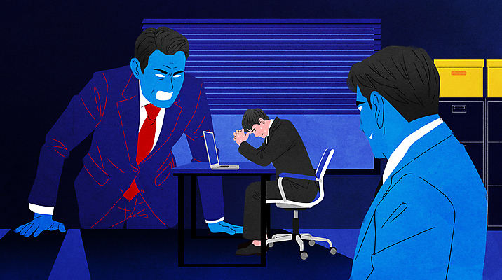 전신 PSD 남자 의자 일러스트 앉기 정장 상반신 성인 세명 파란색 노트북 사무실 비즈니스맨 범죄 상사 책상 동료 고민 무시 왜곡 피해자 성인남자만 가해자 가스라이팅 국내일러스트 옷 감정 컬러 가구 비즈니스 관계 모션 사람 전자제품 피해 직장인 학대 남자만 성인만 파일형식