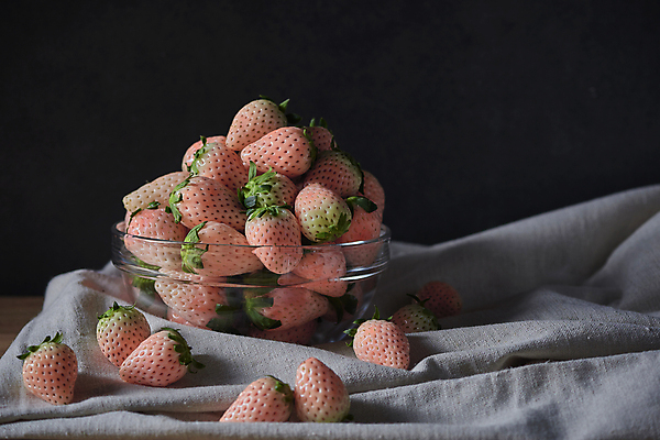 포토 JPG 스튜디오촬영 그릇 딸기 검은배경 실내 사람없음 쌓기 천 유기농 제철 카피스페이스 제철과일 백딸기 국내포토 식기 웰빙 백그라운드 과일 모션 내부 검은색 공백 직물 파일형식