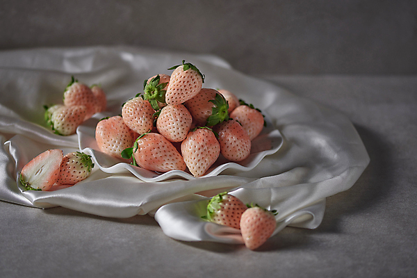 포토 JPG 스튜디오촬영 회색배경 딸기 단면 실내 사람없음 쌓기 천 유기농 제철 카피스페이스 제철과일 백딸기 국내포토 웰빙 백그라운드 과일 모션 내부 공백 회색 직물 파일형식