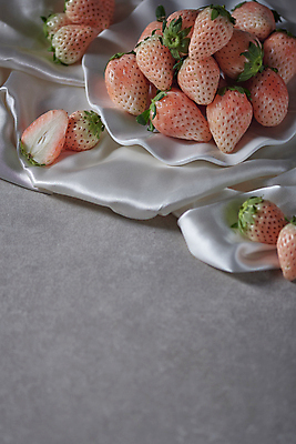 포토 JPG 스튜디오촬영 회색배경 딸기 단면 실내 사람없음 쌓기 천 유기농 제철 카피스페이스 제철과일 백딸기 국내포토 웰빙 백그라운드 과일 모션 내부 공백 회색 직물 파일형식