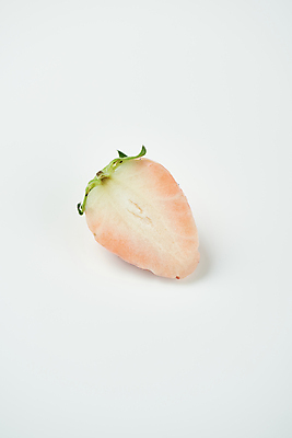 포토 JPG 스튜디오촬영 딸기 단면 실내 사람없음 흰배경 유기농 슬라이스 제철 제철과일 백딸기 국내포토 웰빙 백그라운드 과일 내부 흰색 파일형식