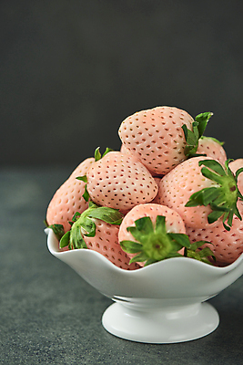 포토 JPG 스튜디오촬영 그릇 딸기 검은배경 실내 사람없음 쌓기 유기농 제철 제철과일 백딸기 국내포토 식기 웰빙 백그라운드 과일 모션 내부 검은색 파일형식