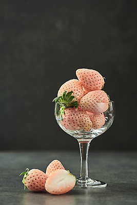 포토 JPG 스튜디오촬영 딸기 검은배경 단면 실내 사람없음 컵 쌓기 유기농 제철 제철과일 백딸기 국내포토 식기 웰빙 백그라운드 과일 모션 내부 검은색 파일형식