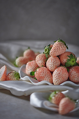 포토 JPG 스튜디오촬영 회색배경 딸기 실내 사람없음 쌓기 천 유기농 제철 카피스페이스 제철과일 백딸기 국내포토 웰빙 백그라운드 과일 모션 내부 공백 회색 직물 파일형식