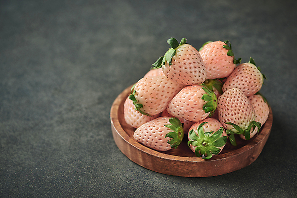포토 JPG 스튜디오촬영 회색배경 딸기 실내 사람없음 쌓기 유기농 나무그릇 제철 카피스페이스 제철과일 백딸기 국내포토 그릇 웰빙 백그라운드 과일 모션 내부 목재 공백 회색 파일형식