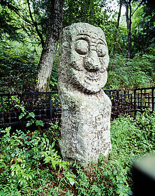 포토 JPG 주간 나무 한국문화 한국전통 석조 풍경 사람없음 야외 울타리 풀 돌조각상 국내포토 자연요소 식물 동양문화 전통 한국 담장 조각상 파일형식