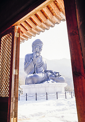 포토 JPG 주간 한국문화 한국전통 겨울 불교 실내 풍경 사람없음 눈 사찰 불상 전통문 지붕처마 눈덮임 국내포토 자연요소 동양문화 전통 계절 종교 컨셉 종교건축 지붕 날씨 한국 내부 문 처마 파일형식