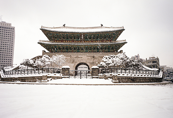 포토 JPG 주간 한국문화 겨울 하늘 서울 풍경 빌딩 사람없음 야외 건물 눈 숭례문 국보 옛날 눈내림 눈덮임 국내포토 자연요소 동양문화 건축물 계절 컨셉 날씨 한국 눈_날씨 문화재 랜드마크 파일형식