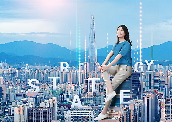 전신 PSD 편집이미지 여자 40대 중년 비즈니스 하늘 산 한명 미소 앉기 빌딩 타이포그라피 건물 빛 한국인 다리꼬기 도시 비즈니스우먼 계획 중년여자한명만 이미지편집 문자 1 건축물 컨셉 모션 표정 사람 동양인 성인 직장인 여자한명만 중년여자만 파일형식