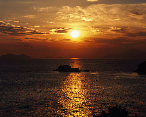 포토 JPG 구름 바다 섬 자연 하늘 풍경 사람없음 야외 태양 주황색 일몰 야간 저녁 국내포토 자연요소 컬러 노을 생태계 파일형식