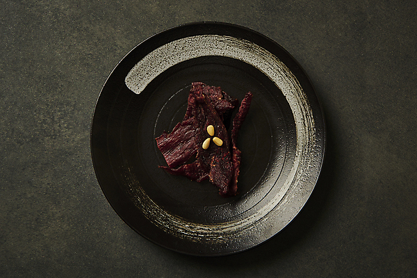 포토 JPG 스튜디오촬영 접시 검은배경 실내 사람없음 하이앵글 소고기 가공식품 안주 잣 마른안주 육포 국내포토 식기 뷰포인트 백그라운드 육류 내부 검은색 견과류 파일형식