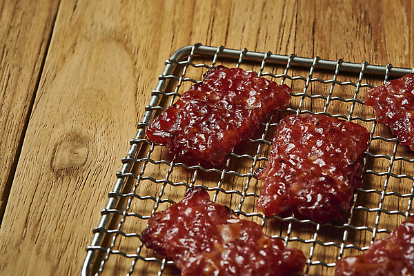 포토 JPG 스튜디오촬영 실내 근접촬영 사람없음 소고기 가공식품 그릴 안주 마른안주 육포 나무배경 국내포토 뷰포인트 백그라운드 주방용품 육류 내부 파일형식