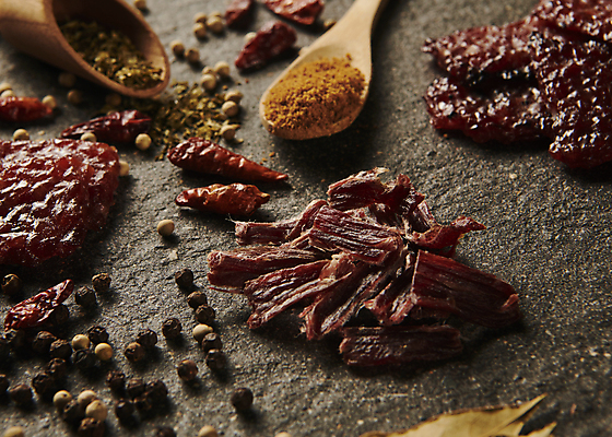 포토 JPG 스튜디오촬영 실내 파슬리 근접촬영 사람없음 소고기 가공식품 안주 나무숟가락 마른안주 스쿱 월계수 육포 통후추 흑설탕 갈색배경 페페론치노 국내포토 뷰포인트 백그라운드 채소 고추 육류 내부 갈색 숟가락 설탕 후추 파일형식