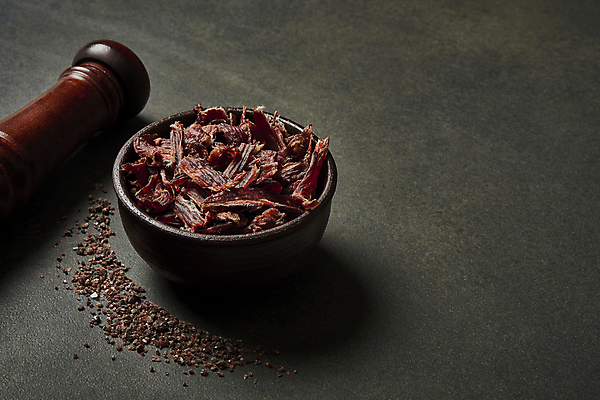 포토 JPG 스튜디오촬영 그릇 검은배경 실내 사람없음 소고기 가공식품 안주 담기 소금 후추통 마른안주 육포 카피스페이스 국내포토 식기 백그라운드 모션 육류 내부 검은색 공백 양념통 파일형식