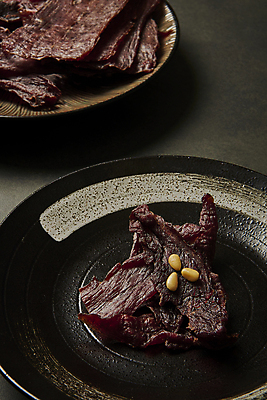 포토 JPG 스튜디오촬영 접시 검은배경 실내 사람없음 소고기 가공식품 안주 잣 마른안주 육포 국내포토 식기 백그라운드 육류 내부 검은색 견과류 파일형식