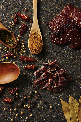 포토 JPG 스튜디오촬영 실내 파슬리 사람없음 하이앵글 소고기 가공식품 안주 나무숟가락 마른안주 스쿱 월계수 육포 통후추 흑설탕 갈색배경 페페론치노 국내포토 뷰포인트 백그라운드 채소 고추 육류 내부 갈색 숟가락 설탕 후추 파일형식