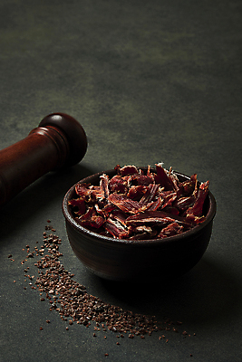 포토 JPG 스튜디오촬영 그릇 검은배경 실내 사람없음 소고기 가공식품 안주 담기 소금 후추통 마른안주 육포 국내포토 식기 백그라운드 모션 육류 내부 검은색 양념통 파일형식