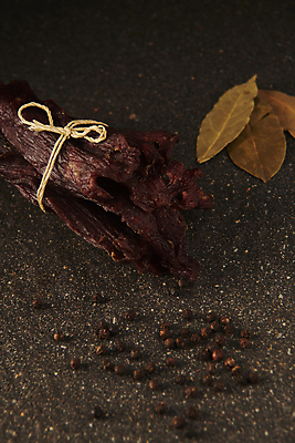 포토 JPG 스튜디오촬영 실내 사람없음 소고기 가공식품 묶기 안주 노끈 마른안주 월계수 육포 통후추 갈색배경 국내포토 줄 백그라운드 모션 육류 내부 갈색 후추 파일형식