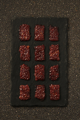 포토 JPG 스튜디오촬영 실내 사람없음 하이앵글 소고기 가공식품 안주 일렬 마른안주 육포 돌접시 갈색배경 국내포토 접시 뷰포인트 백그라운드 육류 내부 갈색 파일형식