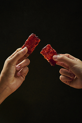 포토 JPG 스튜디오촬영 손 검은배경 실내 들기 신체부위 소고기 가공식품 안주 마른안주 육포 국내포토 백그라운드 모션 육류 사람 내부 검은색 파일형식