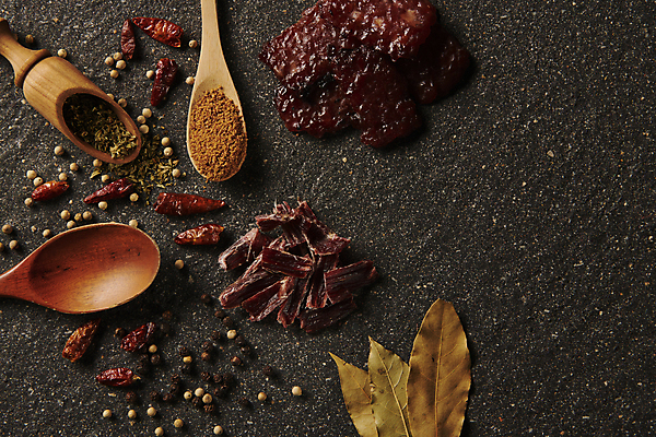 포토 JPG 스튜디오촬영 검은배경 실내 파슬리 사람없음 하이앵글 소고기 가공식품 안주 향신료 나무숟가락 마른안주 스쿱 월계수 육포 통후추 흑설탕 페페론치노 국내포토 뷰포인트 백그라운드 채소 고추 육류 내부 숟가락 검은색 설탕 후추 향미료 파일형식