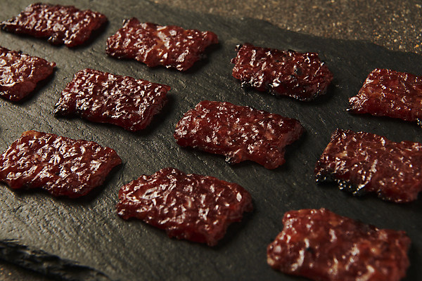 포토 JPG 스튜디오촬영 실내 근접촬영 사람없음 소고기 가공식품 안주 일렬 마른안주 육포 돌접시 갈색배경 국내포토 접시 뷰포인트 백그라운드 육류 내부 갈색 파일형식