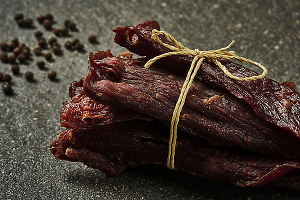 포토 JPG 스튜디오촬영 검은배경 실내 근접촬영 사람없음 아웃포커스 소고기 가공식품 묶기 안주 노끈 마른안주 육포 통후추 국내포토 줄 뷰포인트 백그라운드 모션 촬영기법 육류 내부 검은색 후추 파일형식