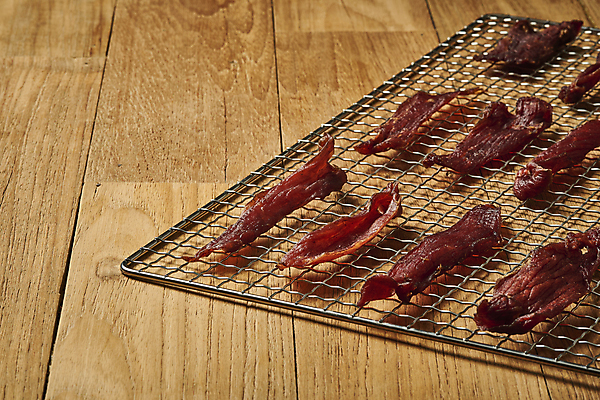 포토 JPG 스튜디오촬영 실내 사람없음 소고기 가공식품 그릴 안주 마른안주 육포 나무배경 국내포토 백그라운드 주방용품 육류 내부 파일형식