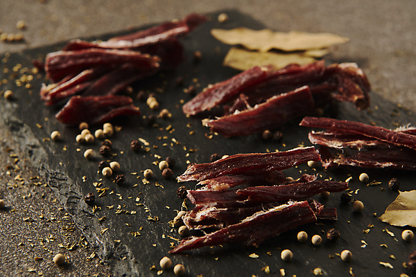 포토 JPG 스튜디오촬영 실내 근접촬영 사람없음 소고기 가공식품 안주 후추 마른안주 월계수 육포 통후추 돌접시 갈색배경 국내포토 접시 뷰포인트 백그라운드 육류 내부 갈색 향신료 파일형식