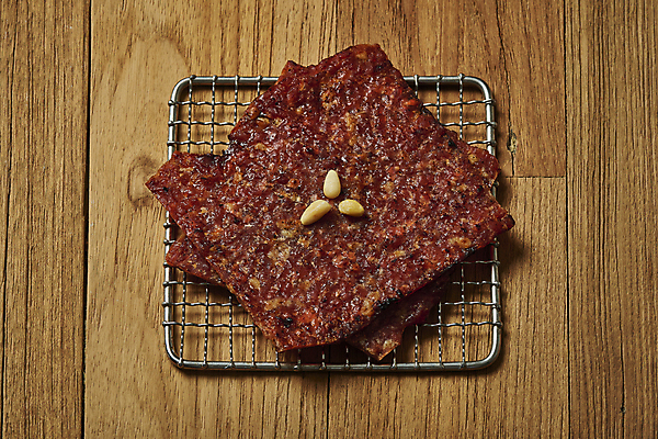 포토 JPG 스튜디오촬영 실내 사람없음 하이앵글 소고기 가공식품 그릴 안주 잣 마른안주 육포 나무배경 국내포토 뷰포인트 백그라운드 주방용품 육류 내부 견과류 파일형식