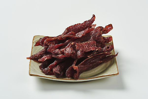 포토 JPG 스튜디오촬영 접시 실내 사람없음 소고기 가공식품 안주 흰배경 마른안주 육포 국내포토 식기 백그라운드 육류 내부 흰색 파일형식