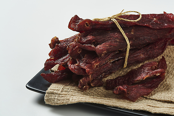 포토 JPG 스튜디오촬영 접시 실내 근접촬영 사람없음 소고기 가공식품 묶기 천 안주 흰배경 노끈 마른안주 육포 국내포토 식기 줄 뷰포인트 백그라운드 모션 육류 내부 흰색 직물 파일형식