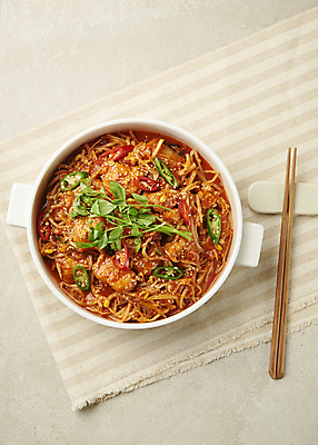 포토 JPG 스튜디오촬영 회색배경 사람없음 하이앵글 냄비 천 안주 매움 나무젓가락 미나리 아귀찜 일품요리 젓가락받침대 국내포토 음식 뷰포인트 백그라운드 채소 젓가락 실내 회색 직물 맛 솥 찜 수저받침대 파일형식