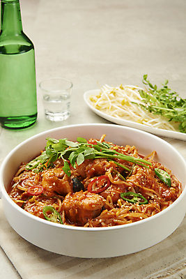 포토 JPG 스튜디오촬영 접시 회색배경 사람없음 냄비 천 안주 매움 콩나물 소주 소주병 미나리 소주잔 아귀찜 일품요리 국내포토 식기 음식 백그라운드 채소 술잔 술병 주류 실내 회색 직물 맛 솥 찜 나물 파일형식