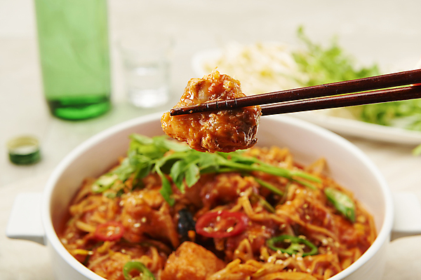 포토 JPG 스튜디오촬영 접시 젓가락 회색배경 들기 사람없음 아웃포커스 냄비 매움 콩나물 소주 소주병 나무젓가락 미나리 소주잔 아귀찜 일품요리 국내포토 식기 음식 백그라운드 채소 술잔 모션 술병 주류 촬영기법 수저 실내 회색 맛 솥 찜 나물 파일형식