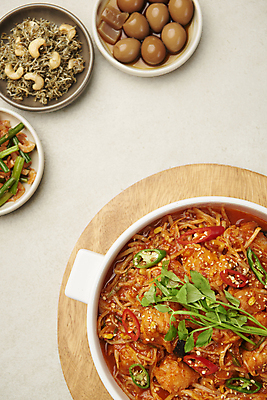 포토 JPG 스튜디오촬영 접시 회색배경 사람없음 하이앵글 매움 미나리 건새우 나무받침 마늘쫑새우볶음 메추리알장조림 멸치볶음 아귀찜 일품요리 국내포토 식기 음식 뷰포인트 백그라운드 채소 새우 건조 실내 목재 회색 맛 받침대 찜 볶음 장조림 파일형식