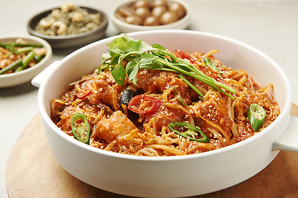 포토 JPG 스튜디오촬영 접시 회색배경 사람없음 아웃포커스 냄비 매움 미나리 건새우 나무받침 마늘쫑새우볶음 메추리알장조림 멸치볶음 아귀찜 일품요리 국내포토 식기 음식 백그라운드 채소 새우 건조 촬영기법 실내 목재 회색 맛 솥 받침대 찜 볶음 장조림 파일형식