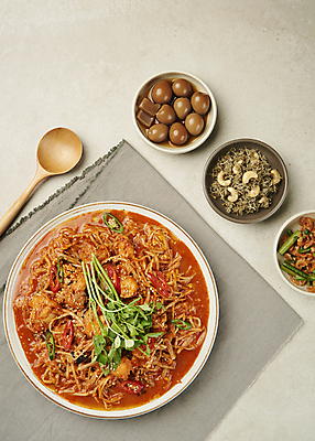 포토 JPG 스튜디오촬영 접시 회색배경 사람없음 하이앵글 천 매움 나무숟가락 미나리 건새우 마늘쫑새우볶음 메추리알조림 멸치볶음 아귀찜 일품요리 국내포토 식기 음식 뷰포인트 백그라운드 채소 새우 건조 실내 숟가락 회색 직물 맛 찜 볶음 조림 파일형식