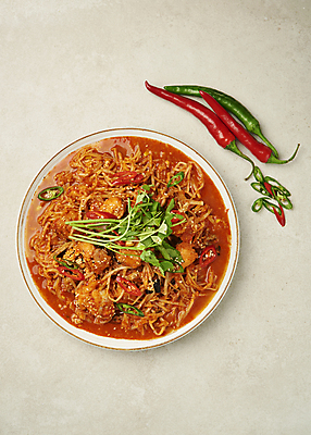 포토 JPG 스튜디오촬영 접시 고추 회색배경 사람없음 하이앵글 매움 슬라이스 미나리 아귀찜 일품요리 국내포토 식기 음식 뷰포인트 백그라운드 채소 실내 회색 맛 찜 파일형식