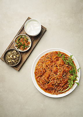 포토 JPG 스튜디오촬영 접시 회색배경 사람없음 하이앵글 매움 미나리 건새우 나무쟁반 마늘쫑새우볶음 멸치볶음 아귀찜 일품요리 무국 국내포토 식기 음식 뷰포인트 백그라운드 채소 새우 건조 쟁반 실내 목재 회색 맛 찜 볶음 국물 파일형식