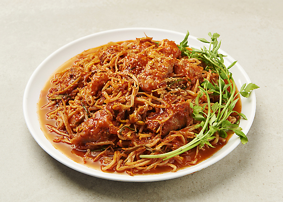 포토 JPG 스튜디오촬영 접시 회색배경 사람없음 매움 미나리 아귀찜 일품요리 국내포토 식기 음식 백그라운드 채소 실내 회색 맛 찜 파일형식