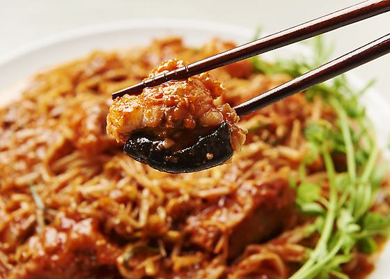 포토 JPG 스튜디오촬영 접시 젓가락 회색배경 들기 근접촬영 사람없음 아웃포커스 매움 미나리 아귀찜 일품요리 젓가락질 국내포토 식기 음식 뷰포인트 백그라운드 채소 모션 촬영기법 수저 실내 손짓 회색 맛 찜 파일형식