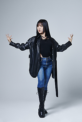 포토 JPG 스튜디오촬영 전신 응시 여자 포즈 회색배경 실내 힙합 한명 손짓 20대 성인 앞모습 댄서 한국인 춤 성인여자한명만 힙스터 스트릿댄스 스트리트패션 국내포토 직업 1 시선 패션 음악 뷰포인트 백그라운드 모션 문화예술 사람 동양인 청년 내부 회색 여자한명만 성인여자만 파일형식