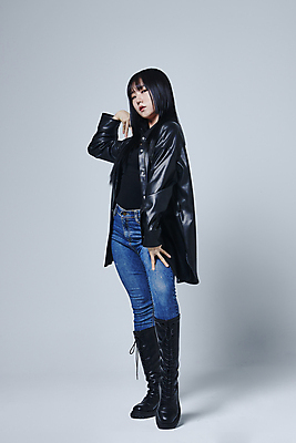 포토 JPG 스튜디오촬영 전신 응시 여자 포즈 회색배경 실내 힙합 한명 서기 손짓 20대 성인 앞모습 댄서 한국인 춤 성인여자한명만 힙스터 스트릿댄스 스트리트패션 국내포토 직업 1 시선 패션 음악 뷰포인트 백그라운드 모션 문화예술 사람 동양인 청년 내부 회색 여자한명만 성인여자만 파일형식